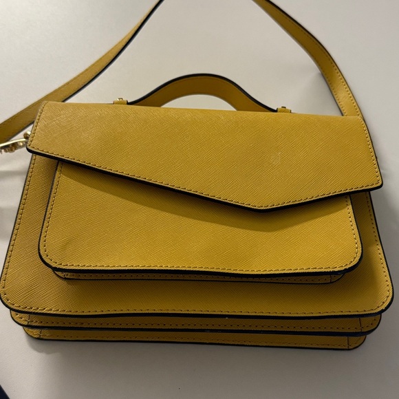 Botkier Mint Condition crossbody leather 
“cobble hill” style in “Sunny” yellow - Picture 9 of 9